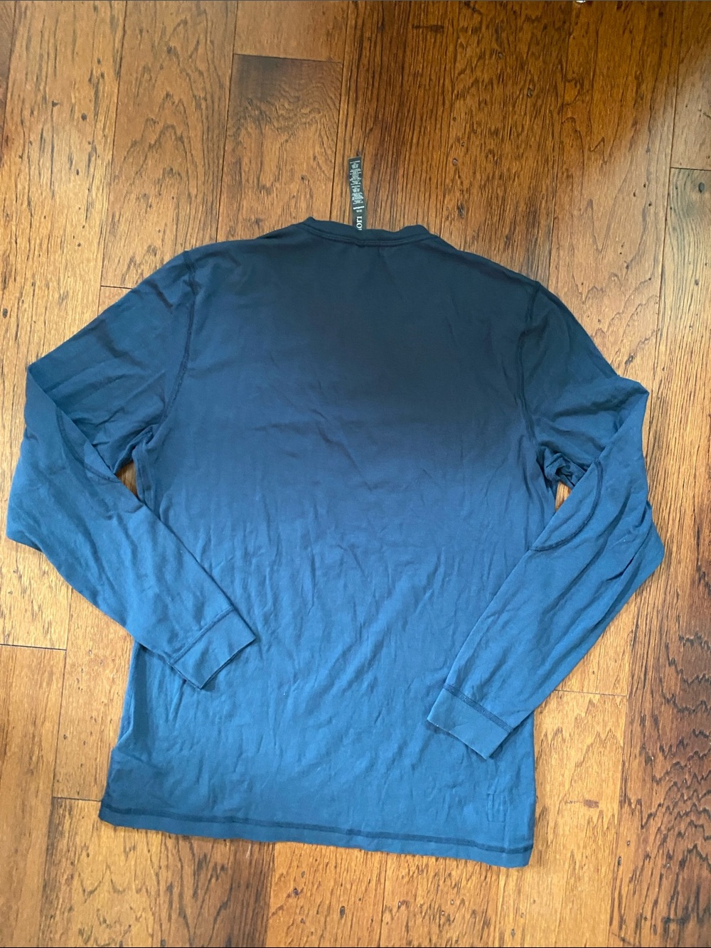 Vuori Men’s 2 button Henley -medium - Picture 8 of 8